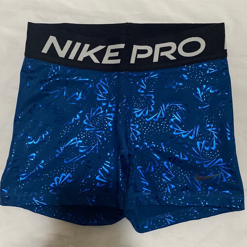 New without tags. I’ve tried on, but kept the size small instead. Nike XS.